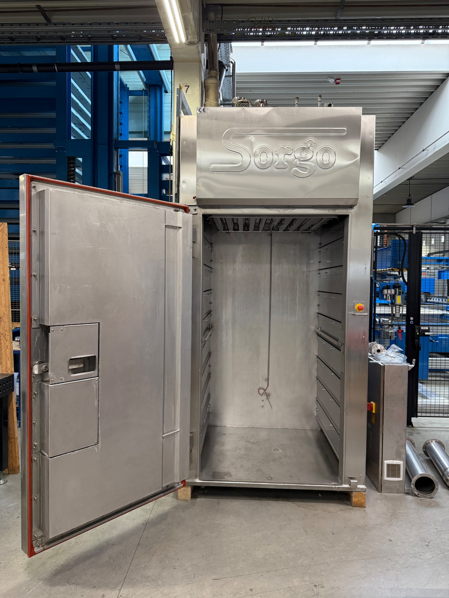 geöffnete Koch-Back-Anlage mit sichtbarer Einfahrttür und Garraum